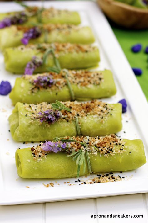 Pandan Crepes, Pandanus Amaryllifolius, Traveling In Italy, Coconut Filling, Travel In Italy, Asian Dessert, Thai Dessert, Crepe Recipes, Asian Desserts