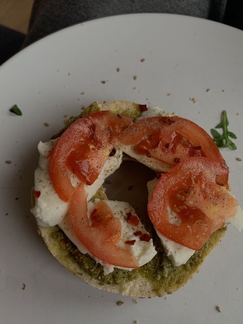 Bakery Foods, Bagel Recipe, Eat Pray Love, Eat Pray, Food Inspo, Bagels, Caprese Salad, Aesthetic Food, Nom Nom