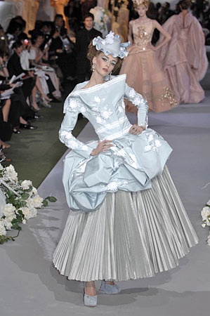 Never forget Dior Fall 2007 Dior Fall 2007, Galliano Dior, Christian Dior Designer, Roll Dress, Haute Couture Paris, 90s Runway Fashion, Runway Fashion Couture, Runway Outfits, Christian Dior Haute Couture