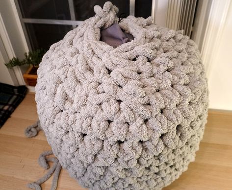 DIY: Giant Crochet Floor Pouf with Chunky Yarn - Saturate Life Crochet Poof Ball Pattern, Giant Yarn Crochet, Jumbo Yarn Crochet, Diy Crochet Pouf, Crochet Floor Pouf, Crochet Ottoman, Crochet Chunky Yarn, Arm Knitting Blanket Diy, Crochet Flowers Tutorial