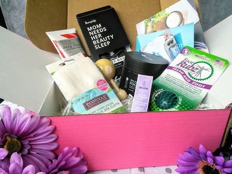 Looking for the perfect gift for a mom to be? Bump Boxes are the perfect pregnancy gift! Bump Boxes #pregnancy #momtobe #gift Bump Box Ideas, Bump Box, Spa Outfit, Pregnancy Products, Gift Ideas To Make, Ivf Cost, Pregnancy Gift Box, Moms To Be, Mom To Be