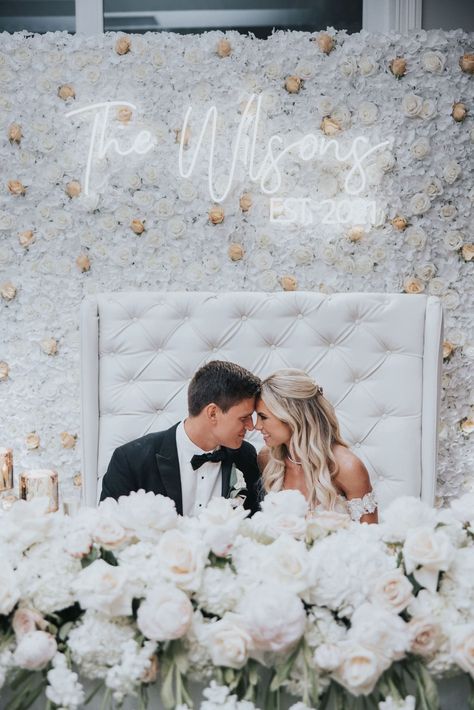 Flower Wall Head Table Wedding, White Rose Wedding Backdrop, Bride Groom Head Table, Sweetheart Couch Wedding, Sweetheart Table With Couch, Sweetheart Table Couch, Elegant Head Table Wedding, Bride And Groom Table Ideas Elegant, Sweat Heart Table Wedding Ideas