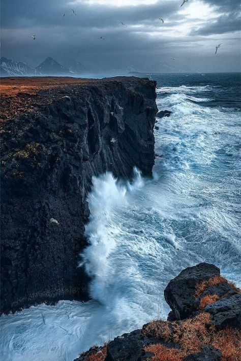 Crashing Waves Photography, Waves Crashing On Rocks, Waves Aesthetic, Ocean Cliff, Sea Storm, Sea Photography, Waves Crashing, Crashing Waves, Arte Inspo