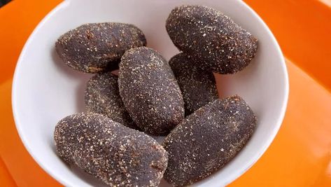 Pinagr: A Dark, Decadent And Delicately Sweet Goan Treat (Recipe Inside) - NDTV Food Goan Snacks Recipe, Goan Christmas Sweets Recipe, Goan Prawn Curry Recipe, Guyanese Baigan Choka, Chicken Croquettes, Parboiled Rice, Goan Recipes, Red Rice, Cardamom Powder