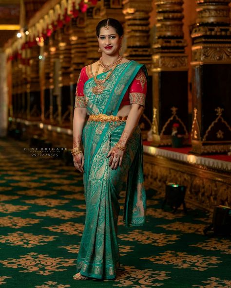 Contrast Blouse For Seagreen Saree, Sari Pose, Saree Color Combinations, Silk Saree Blouse Designs Patterns, Fashionable Saree, Wedding Saree Blouse, Wedding Saree Blouse Designs, Fashionable Saree Blouse Designs, Wedding Photoshoot Poses