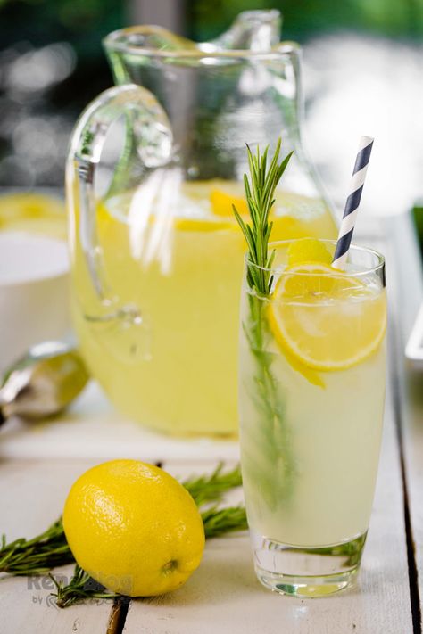 Limonada Aesthetic, Lemon Lemonade, Mocktails, Summer Drinks, Cooking Time, Lemonade, Ramen, Lemon, Herbs