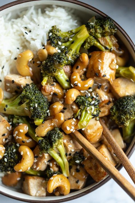 Cashew Tofu Stir Fry- this easy to make vegan stir fry is a meal that everyone will love AND it makes for a great meal prep recipe! #vegandinner #veganmealprep #stirfry Cashew Tofu Stir Fry, Stir Fry Tofu, Fry Tofu, Veggie Meal Prep, Tofu Recipes Easy, Cashew Recipes, Vegan Stir Fry, Recipes Rice, Vegetarian Meal Prep