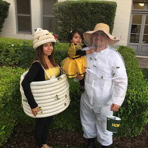 Family Costumes With Baby, Costumes With Baby, Bumble Bee Costume, Bug Costume, Bee Family, Baby Kostüm, Honey Diy, Bee Costume, Family Photo Album