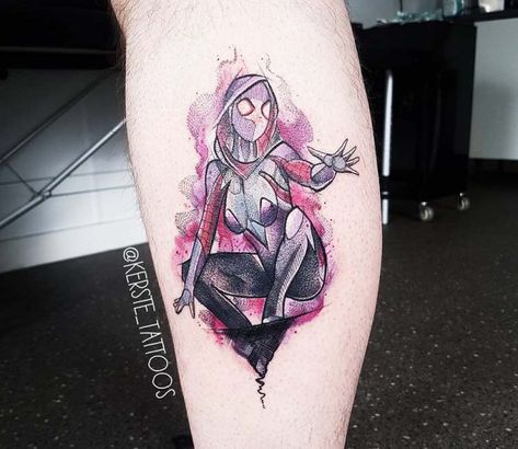 Spiderman Across The Spider Verse Tattoo Ideas, Gwen Tattoo, Ghost Spider Tattoo, Spider Gwen Tattoo Ideas, Women Venom Tattoo Design, Gwen Stacy Tattoo, Spider Gwen Tattoo, Spiderverse Tattoo Ideas, Marvel Leg Tattoo