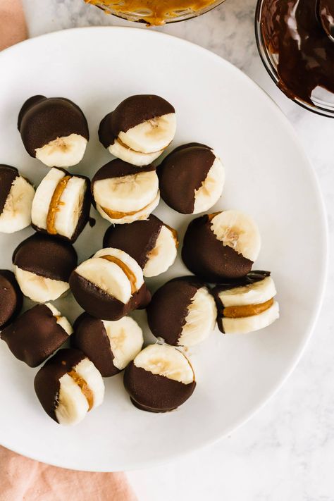 Chocolate Peanut Butter Banana Bites, Chocolate Covered Banana Bites, Banana Dip, Peanut Butter Dip, Banana Treats, Chocolate Covered Bananas, Chocolate Covered Peanuts, Under 100 Calories, Frozen Dessert Recipe