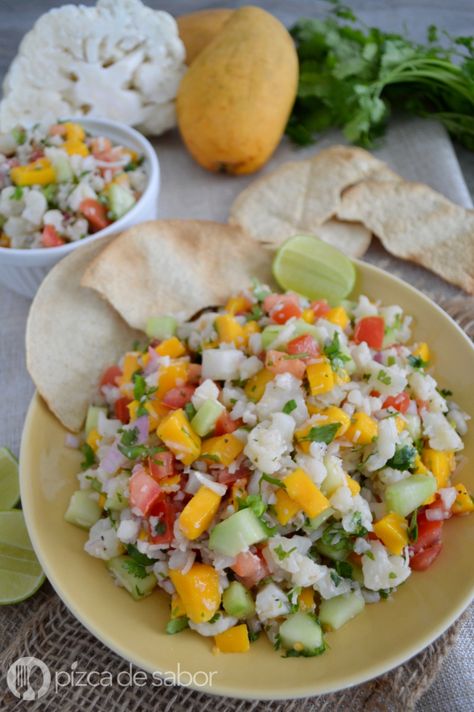 Delicioso, fácil y saludable ceviche tropical de coliflor con mango y coco. Una versión vegetariana del ceviche pero con muchísimo sabor y muy refrescante. Healthy Sandwich Recipes, Ceviche Recipe, Deli Food, Cauliflower Recipes, Healthy Juices, Healthy Dishes, Vegan Dinners, Clean Recipes, Veggie Recipes