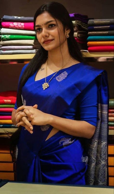 Jewellery For Blue Saree, Royal Blue Pattu Saree Wedding, Dark Blue Pattu Saree, Blue Wedding Saree, Blue Saree Look, Blue Pattu Saree, Navy Blue Silk Saree, Royal Blue Saree, Kerala Saree Blouse