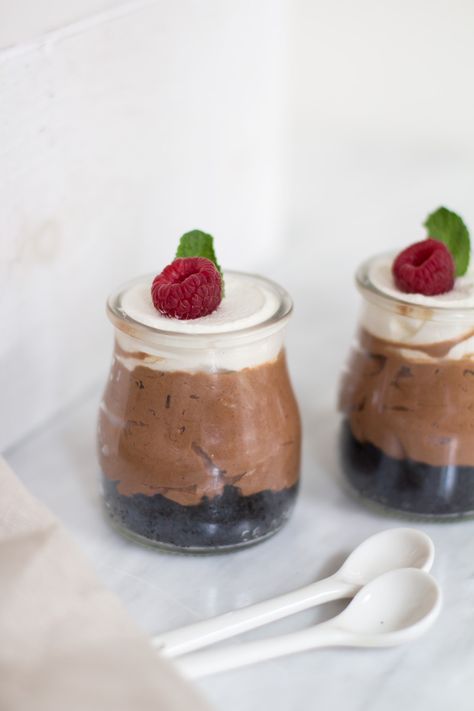 Chocolate Cake Mousse, Moose Dessert, Chocolate Mousse Desserts, Chocolate Mousse Cups, Mousse Cups, Dessert Cups Recipes, Cake Mousse, Chocolate Wafer Cookies, Chocolate Mousse Recipe