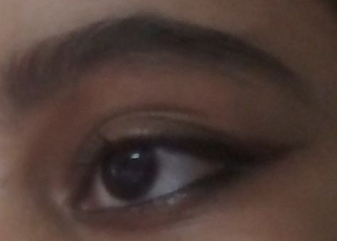 Eyeliner For Downturned Hooded Eyes, Smudged Makeup Aesthetic, Simple Eyeliner For Hooded Eyes, Simple Dark Eye Makeup, Soft Eyeliner Makeup, Pencil Eyeliner Looks, Eyeliner Pencil Looks, Simple Eyeliner Ideas, Grunge Prom Makeup