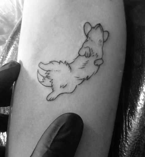 Mini Aussie Dog Tattoo, Dog Silloettes Tattoo, Dog Tattoo Aesthetic, Corgi Tattoo Minimalist, Dog Tattoos For Women, Kurt Tattoo, Tatoo Dog, Corgi Tattoo, Mini Mandala