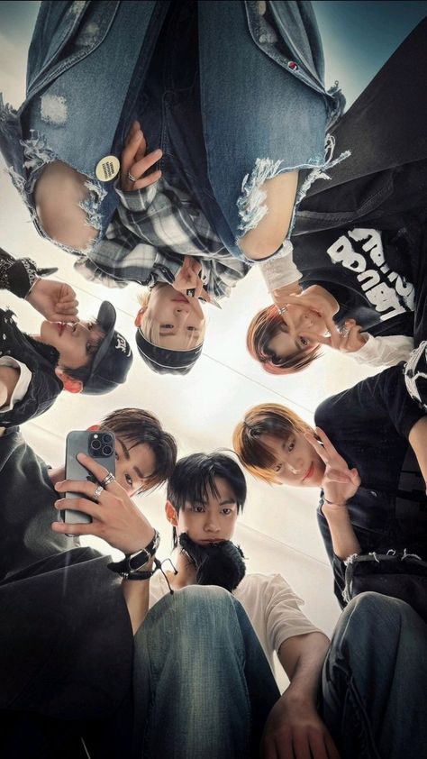 Tws Kpop Wallpaper, Tws Wallpaper Aesthetic, Tws Group Photo, Seventeen Group Wallpaper, Tws Wallpaper, Tws Kpop, Group Wallpaper, Phone Background Wallpaper, Pop Wallpaper