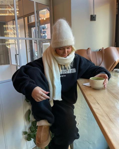 Barbara Kristoffersen Outfits, Scandi Winter, How To Style Uggs, Barbara Kristoffersen, Apres Ski Outfits, Ski Outfits, Winter Outfits Aesthetic, Aesthetic Photoshoot, Scarf Outfit