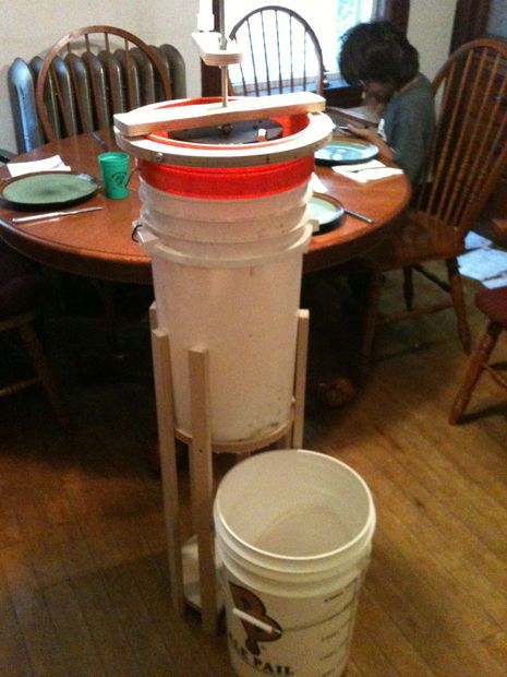 Honey Extractor Vintage Washing Machine, Diy Honey, Honey Extractor, Bee Hive Plans, Raising Bees, Beekeeping Equipment, Honey Diy, Bee Farm, Bee Keeper