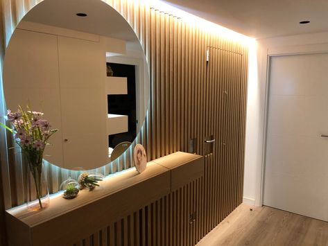 Listones de madera con acceso a magnetos camuflado. Recibidor y entrada principal integrado con luces indirectas y regulables Curved Mirror, Wall Art Tutorial, Entryway Mirror, Entryway Wall, Living Room Mirrors, Wooden Slats, Cozy Place, Living Room Pictures, Mirror With Lights