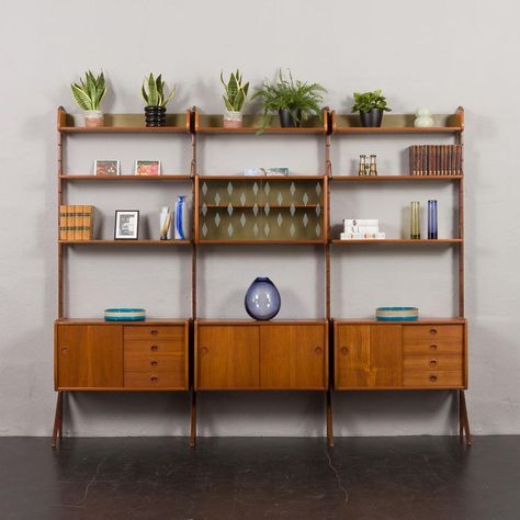 This functional and elegant wall unit is a true example of scandinavian mid-century design at its best. It is an entirely modular shelving and storage system called “ergo de lux'' which was designed by john texmon for blindheim mobelfabrikk and made in norway in the 1960s.  the bookcase features four cabinets with sliding doors, including two with functional drawers, one vitrine with charming diamond-shaped pattern glass, and seven shelves of different appearances. This arrangement provides ampl Mid Century Scandinavian Living Rooms, Mid Century Modern Shelving, Mid Century Study, Cabinets With Sliding Doors, Modular Bedroom, Modern Wall Unit, Mid Century Modern Shelves, Mid Century Wall Unit, Mid Century Modern Bookcase