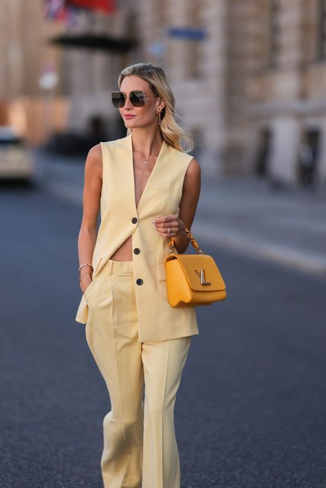 butter yellow trend Butter Yellow Outfit, Work Outfits Women Winter, Comfy Work Outfit, Work Outfits Women Professional, Elegantes Outfit Damen, Chic Work Outfits Women, Work Outfits Women Office, Yellow Clothes, Work Outfits Women Summer