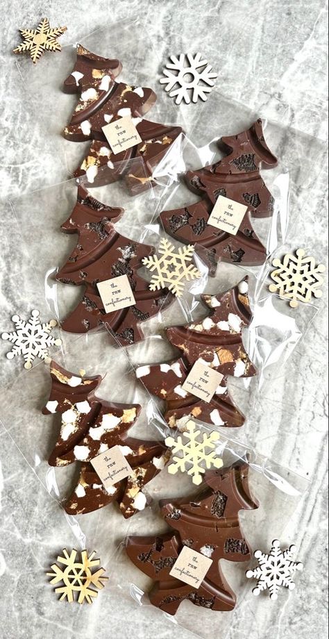 Christmas Chocolate Tree, Christmas Tree Chocolate, Chocolate Christmas Tree, Chocolate Christmas Gifts, Christmas Tree Chocolates, Christmas Booth, Homemade Chocolate Bars, Chocolate Bar Wrapping, Chocolate Tree