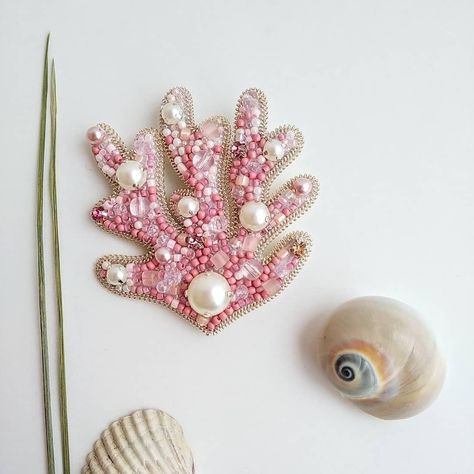 Pink Bead Embroidery, Cute Bead Embroidery, Bead Embroidery Ideas, Beaded Seashell, Crepe Paper Peony, Paper Peony, Beaded Shell, Tambour Embroidery, Motifs Perler