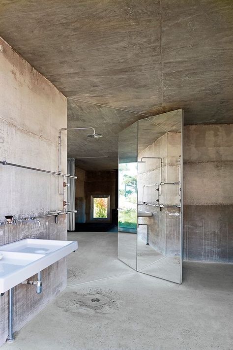 Industrial Bathroom Design, Cement Bathroom, Concrete Bathroom, Concrete Walls, Bad Inspiration, Industrial Bathroom, Urban Loft, Brutalist Architecture, Modern Industrial