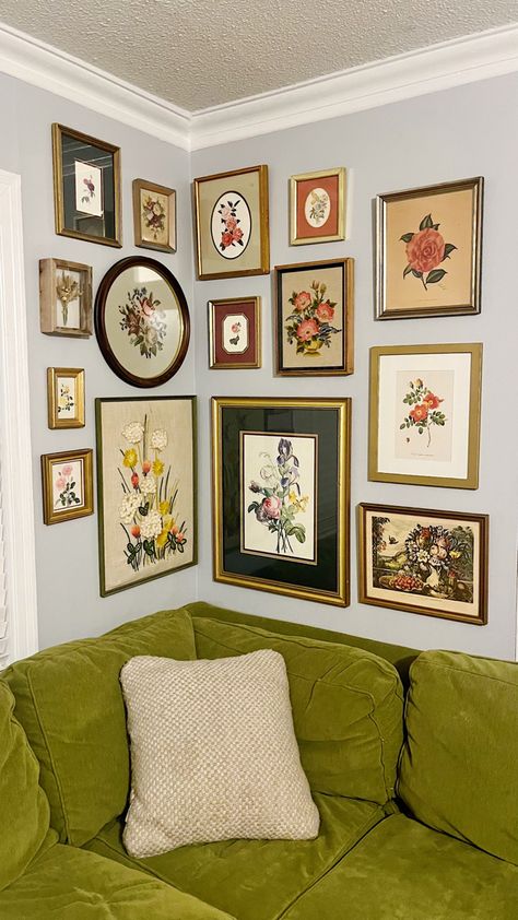 Vintage Floral Art Wall, Modern Chic Wall Decor, Home Wall Gallery Ideas, Floral Wall Decor Living Room, 70s Inspired Gallery Wall, Boho Vintage Wall Decor, Vintage Wall Art Inspiration, Accent Wall For Pictures, Vintage Wall Art Decor