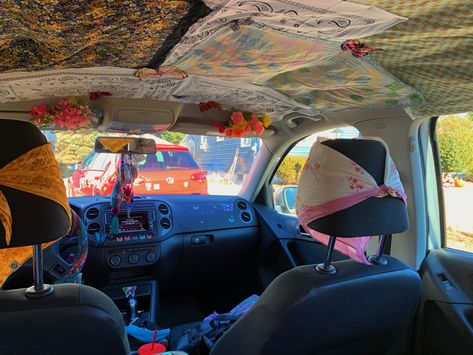 Car Interior Diy, Hippie Car, Inside Car, Essentials Aesthetic, Car Deco, Cool Car Accessories, Girly Car, Travel Essentials List, Car Goals