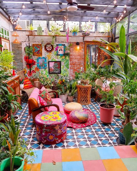 Bernadette 🌺 on Instagram: “I shall begin my bougie experiment in this room, where I will water it at just the right time and see if it will bloom in abundance! I am…” Maximalist Outdoor Space, Maximalist Balcony, Maximalist Patio, Bohemian Patio, Boho Cozy, Garage Patio, Boho Patio, Terrace Decor, Boho Garden