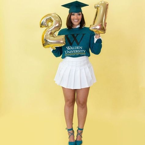 Shannin H. (MS CMHC, ‘21) shows vivid, color-coordinated studio brightness. #GradCap Photo Shoot With Balloons, Graduation Photo Shoot, Graduation Outfit College, Walden University, College Degrees, Graduation Look, Online Degree Programs, Graduate Degree, University Graduation