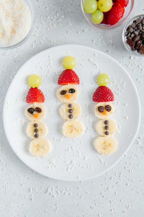 Banana snowmen with grape and strawberry hats, chocolate chip buttons, and a sprinkle of coconut snow? It's the most adorable, edible Frosty the Fruit Snowman Snack you've ever seen! Snowman Fruit Tray, Fruit Snowman, Snowman Snack, Snowman Recipes, Fruit Kebabs, Grape Nuts, Vegan Snack Recipes, Christmas Snowmen, Chocolate Buttons