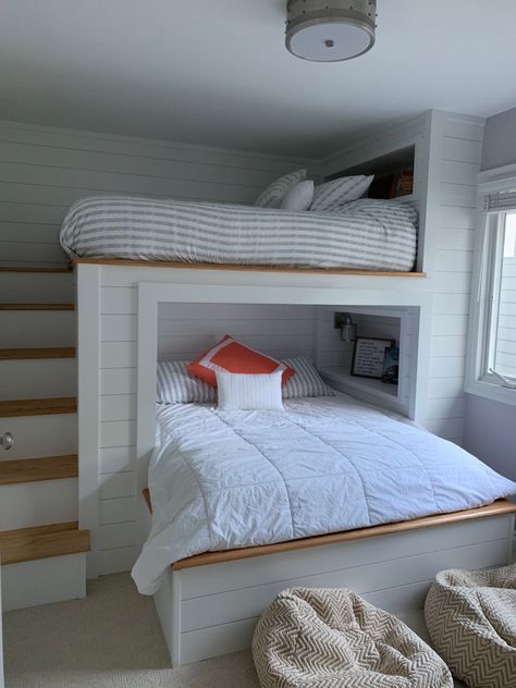 Loft Office And Guest Room, High Bed Small Room Bunk, Small Room Bunk Bed Ideas, Small Bedroom Bunk Bed Ideas, Small Bunk Room Ideas, Floating Bunk Beds Kid Rooms, Enclosed Top Bunk Bed, Built Inbunk Beds, Built In Bunk Beds Small Room