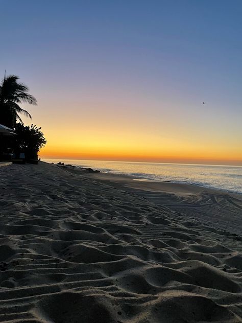 The sun setting on the beach in Cabo San Lucas, Mexico. Beach View Aesthetic, The Beach Aesthetic, Sunset On Beach, Cabo Beach, Beautiful Sunset Pictures, Photo Ciel, Summer Instagram Pictures, Cuba Beaches, Light Beach