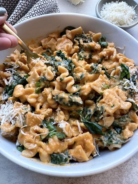 Creamy Roasted Red Pepper Pasta with Kale — Sammi Brondo | NYC based Registered Dietitian Nutritionist Kale And Tomato Pasta, Healthy Veggie Pasta, Ditalini Pasta Recipes, Cooked Kale Recipes, Sammi Brondo, Roasted Veggie Pasta, Kale Pasta Recipe, Pasta With Kale, Autumn Pasta Recipes