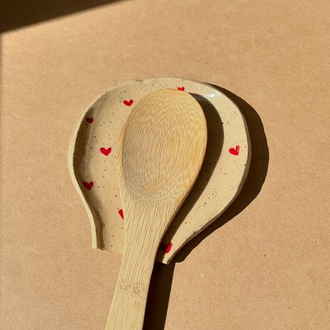 Even spoons must rest ❤️🫶🏼🥄 available in my shop now :) Cute Spoon Rest, Clay Spoon Rest Diy, Spoon Holder Diy, Diy Spoon Rest, Spoon Rest Diy, Clay Spoon Rest, Spoon Holder Ceramic, Clay Painting, Ceramic Spoon Rest