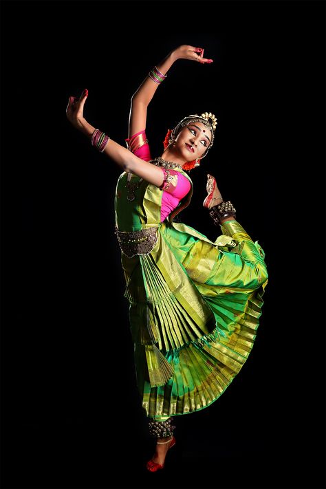 Kuchipudi Dance Kuchipudi Dance Photography, Kuchipudi Dance Dress, Kuchipudi Dance Poses, Kuchipudi Poses, Kuchipudi Costume, Indian Dance Art, Bharatnatyam Poses, Indian Dances, Kuchipudi Dance