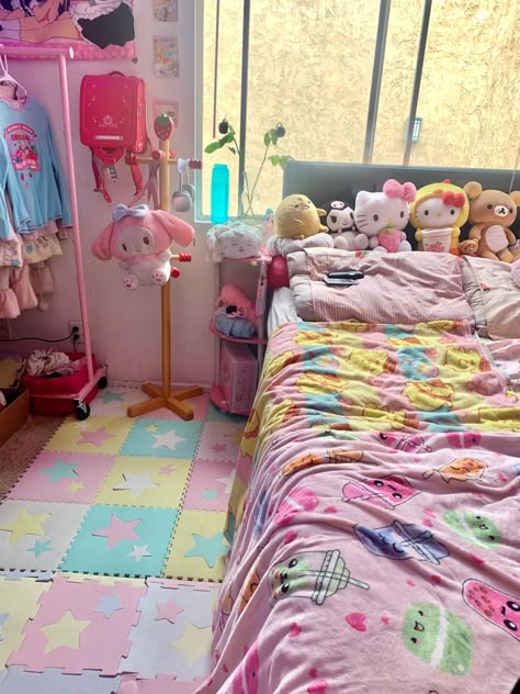 Kawaiicore Room Decor, Room Inspo Cutecore, Small Kawaii Bedroom, Kawaii Room Inspiration, Cutecore Bedroom Ideas, Cutecore Shelf, Kawaii Core Room, Cutecore Decor, Room Decor Sanrio