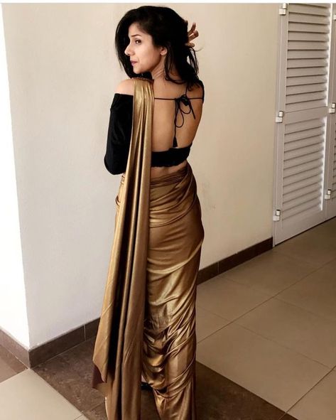 Looking for creative ways to pose on sarees for photographs that you like to show off to others, then check out these classic saree poses to look best ! Blouse Images, Sarees For Girls, Sari Design, Backless Blouse Designs, Blouse Design Images, Blouse Back, Modern Saree, Color Trends Fashion, Backless Blouse