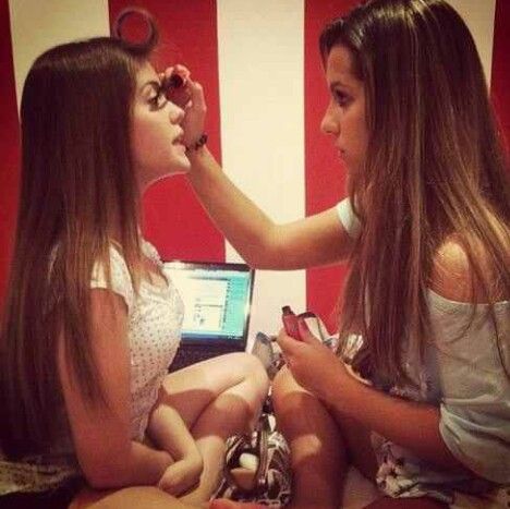 Doing each others makeup Go Best Friend, Love My Best Friend, Best Friend Photography, Friends Image, Best Friends For Life, Best Friend Photos, Bff Goals, Bff Pictures, Friend Goals