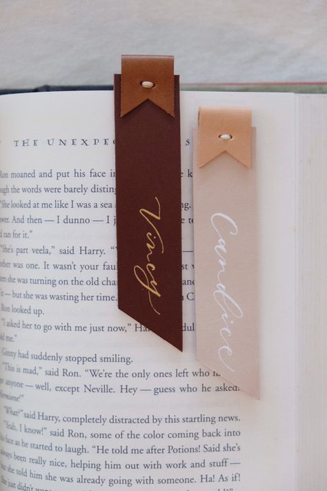 Leather Wedding Souvenir, Leather Heart Bookmark, Leather Wedding Favors, Cricut Leather Bookmark, Leather Bookmark Cricut, Bookmark Place Cards Wedding, Bookmark Wedding Favors, Leather Stationary, Rustic Wedding Favors For Guests