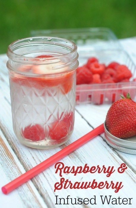 6 fruit-infused waters that will make life *way* less boring - GirlsLife Infusing Water, Raspberry Water, Strawberry Infused Water, Strawberry Detox Water, Fruit Infused Water Recipes, Apple Cider Vinegar Detox, Infused Water Recipes, Fruit Infused Water, Detox Water Recipes