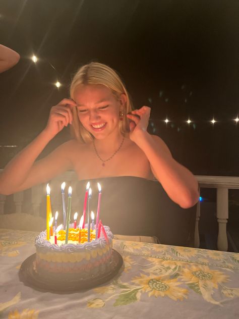 Pics With Bday Cake, Smiling Aesthetic Girl, Birthday Cake With Lots Of Candles, Birthday With Girlfriends, Birthday Cake Pics Aesthetic, Friend Photoshoot Birthday, Birthday Picture Inspo Aesthetic, Birthday Cake Pictures Aesthetic, June Birthday Aesthetic