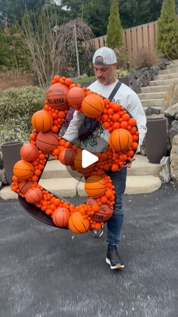 Basketball Birthday Balloons, Basketball Senior Board Ideas, Basketball Team Party, Nba Party, Diy Basketball Decor, Basketball Graduation Party Ideas, Basketball Senior Night Table Ideas, Basketball Birthday Party Decorations, Basketball Party Ideas