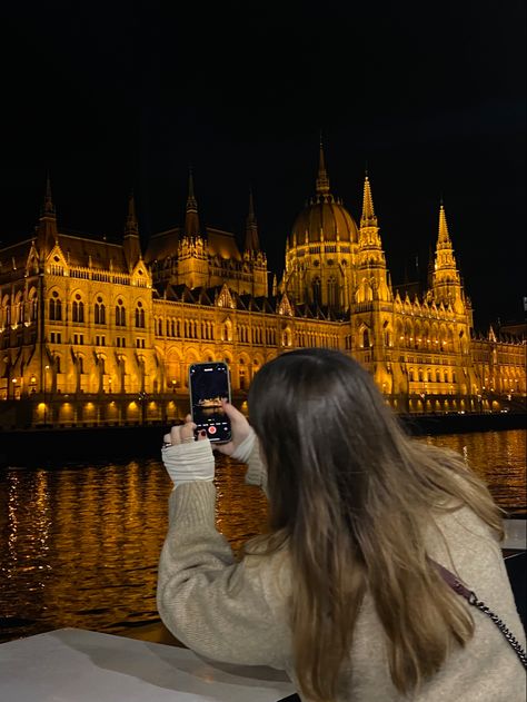 #budapest #nightlife #night #parliament #erasmus #fall #boat #hungary Autumn In Budapest, Hungary Photo Ideas, Budapest Hungary Winter, Budapest Christmas Photos, Budapest Picture Ideas, Budapest Instagram Story, Budapest January, Budapest Instagram Spots, Budapest November