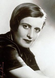 Ayn Rand (1905-1982) grew up with the ambition to be a fiction writer. In 1925, she left Soviet Russia for the United States. After making it to Hollywood she worked various jobs before she finally became a screenwriter. In 1936 she published her first novel, We the Living, which told of her life in in the Soviet Union. Best Selling Novels, Atlas Shrugged, Woman Authors, Sense Of Life, Ayn Rand, Famous Authors, Writing Life, Book Images, Book Awards