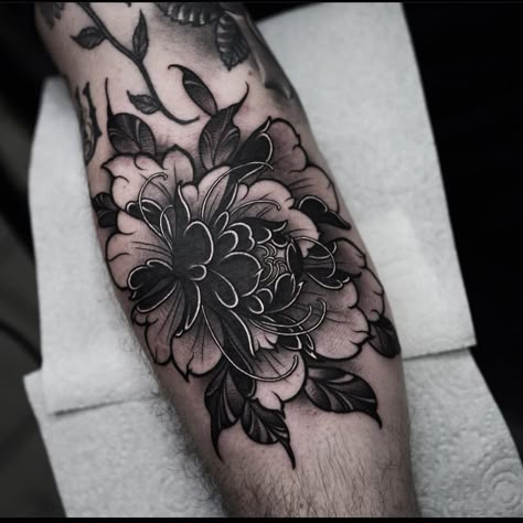 Flower Neck Tattoo, Noir Tattoo, Black Flowers Tattoo, Peony Flower Tattoos, Bodysuit Tattoos, Backpiece Tattoo, Japanese Flower Tattoo, Black Tattoo Cover Up, Maori Tattoos