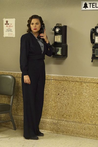 Agent Carter Outfits, Peggy Carter Outfit, Navy Blue Pumps, Hayley Atwell, Peggy Carter, Agent Carter, Tough Girl, Vintage Inspired Fashion, Marvel Women