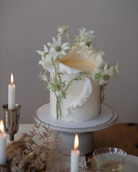 Moody table setting ✨🕯️ #cakesbythemess #cakedesign #wedding #moodytablesetting #tablesetting #weddinginspiration #floraldesign #melbournecakes #glutenfreecakes #glutenfreecakesmelbourne #melbournecakedecorator #weddingcakeideas #weddingcakeinspiration #modernweddingcakes #customcakesmelbourne #smallbusinessmelbourne Marbled Buttercream Cake, Moody Table Setting, Marbled Buttercream, Modern Wedding Cake, Wedding Cake Inspiration, Gluten Free Cakes, Tiered Wedding Cake, Edible Art, Buttercream Cake